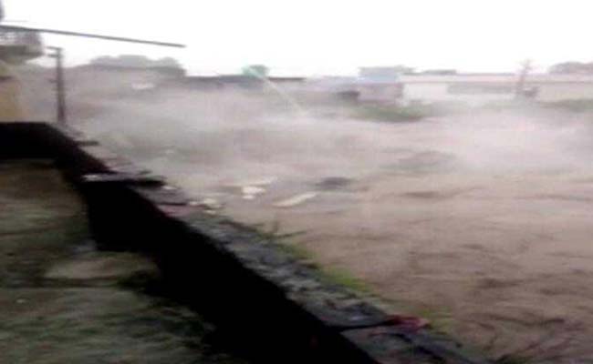 उत्तर प्रदेश और उत्तराखंड में भारी बारिश से 12 लोगों की मौत, कोटद्वार में ताश के पत्ते की तरह ढहा घर