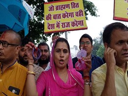 SC/ST कानून से नाराज सवर्णों को मनाने के लिए BJP इस फॉर्मूले पर कर रही है काम SC/ST कानून से नाराज सवर्णों को मनाने के लिए BJP इस फॉर्मूले पर कर रही है काम