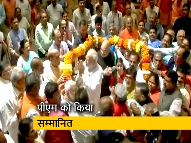 बीजेपी संसदीय दल की बैठक में अोबीसी सांसदों ने किया पीएम को सम्मानित