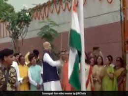 झंडारोहण के दौरान भाजपा अध्यक्ष अमित शाह से गिरा तिरंगा, कांग्रेस ने कसा तंज, देखें- VIDEO झंडारोहण के दौरान भाजपा अध्यक्ष अमित शाह से गिरा तिरंगा, कांग्रेस ने कसा तंज, देखें- VIDEO