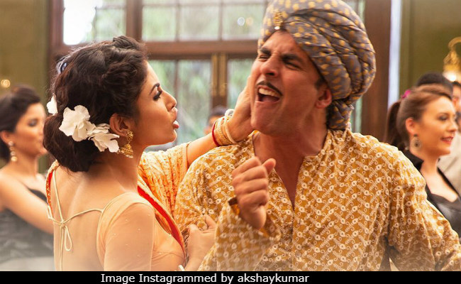 <I>Gold</i> Song <I>Chad Gayi Hai</i>: Akshay Kumar Shows What Happens When Drinks Are On The House