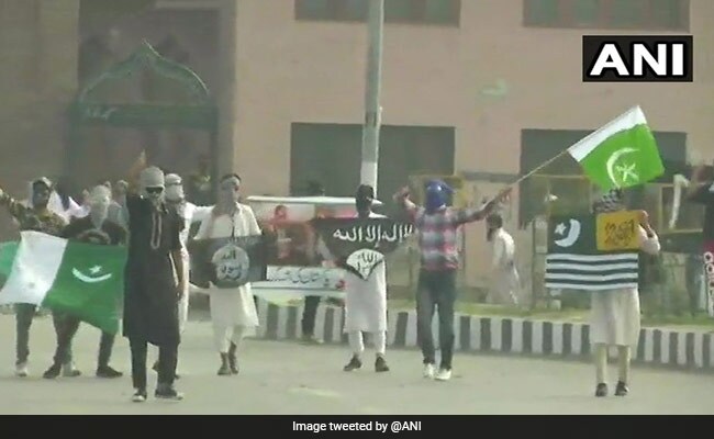 जम्मू-कश्मीर में आतंकियों ने की पुलिसकर्मी की हत्या, प्रदर्शनकारियों ने लहराये पाकिस्तान के झंडे