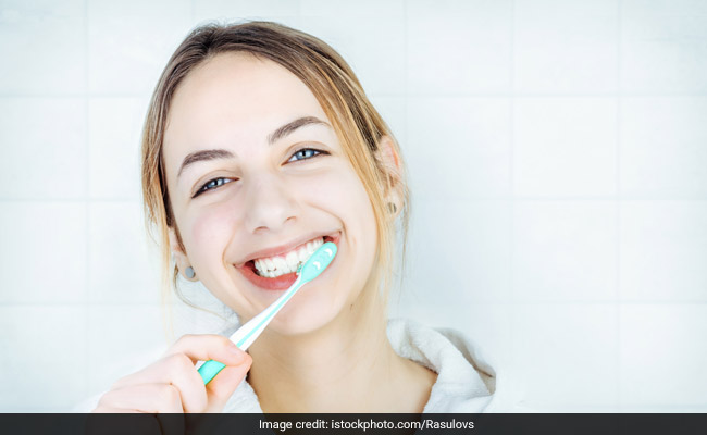 Home Remedies For Strong Teeth: दांतों को मजबूत करने के लिए घर पर ही करें ये 5 आसान उपाय!