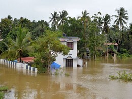 Kerala Floods: सदी की सबसे बड़ी तबाही से जूझ रहा केरल, बारिश के फिर आसार, हजारों को मदद का इंतजार: 10 बातें Kerala Floods: सदी की सबसे बड़ी तबाही से जूझ रहा केरल, बारिश के फिर आसार, हजारों को मदद का इंतजार: 10 बातें