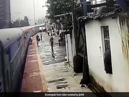 Watch: In The Nick Of Time Mumbai Man Saved From Falling On Train Tracks Watch: In The Nick Of Time Mumbai Man Saved From Falling On Train Tracks