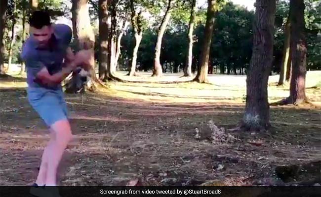 गोल्फ खेलते वक्त इंग्लैंड के तेज गेंदबाज के साथ हुआ हादसा, देखें VIRAL VIDEO