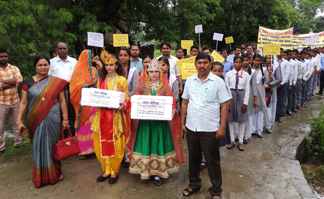 वाराणसी : जन्माष्टमी के दिन सड़क पर उतरे राधा-कृष्ण, केरल बाढ़ पीड़ितों को मदद देने की अपील की