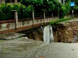 दिल्ली-NCR में ऐसी मूसलाधार बारिश हुई कि सड़कें धंसी, गाड़ियां डूबीं, जानें और राज्यों का हाल दिल्ली-NCR में ऐसी मूसलाधार बारिश हुई कि सड़कें धंसी, गाड़ियां डूबीं, जानें और राज्यों का हाल