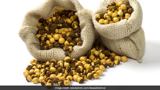 Roasted chanas are a cheap and convenient option for healthy snacking