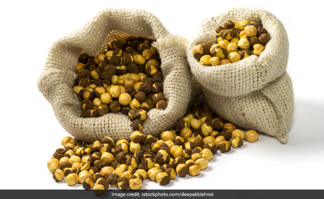 Roasted chanas are a cheap and convenient option for healthy snacking