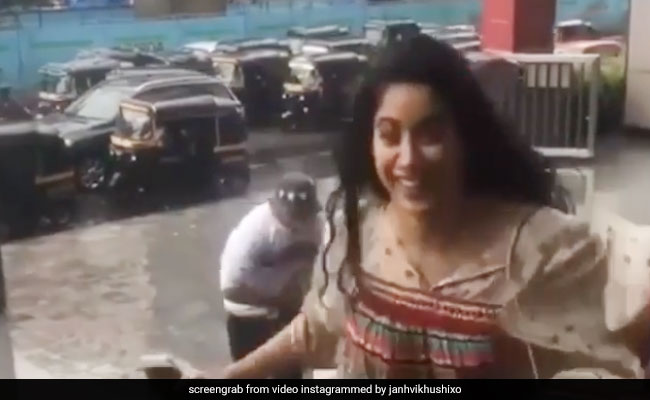 Mumbai Rains: भारी बारिश के बीच यूं मस्ती करती दिखीं जाह्नवी कपूर; वीडियो वायरल