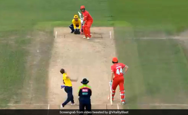 गेंदबाज ने डाली ऐसी रहस्यमयी गेंद, खड़ा रह गया बल्लेबाज, देखें VIRAL VIDEO