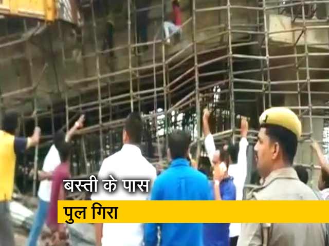 उत्तर प्रदेश : बस्ती के पास निर्माणाधीन पुल गिरा