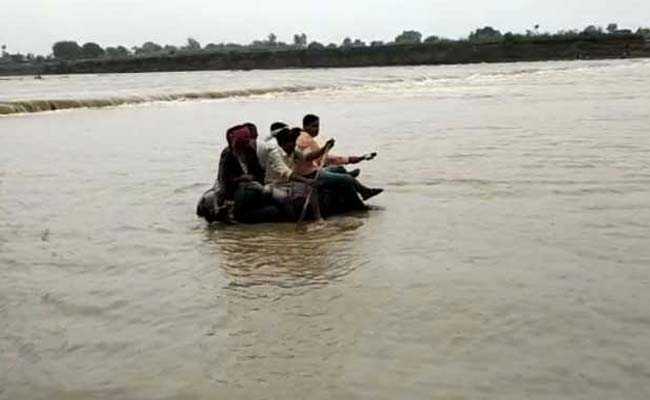 उफनती नदी में ट्यूब पर बैठकर जान जोखिम में डालने वालों की नैया कौन लगाएगा पार?