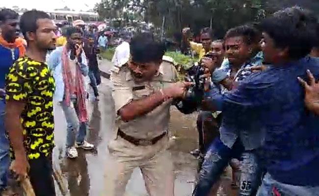 BJP Workers Thrash Policemen Near PM's Rally Venue At Bengal's Midnapore