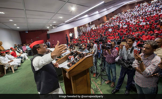 अखिलेश यादव बोले, पीएम मोदी का हाथ घुमाने का अंदाज बदला, बताई ये वजह