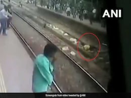 खुदकुशी के लिये रेलवे ट्रैक पर लेट गया शख्स, CCTV में कैद हुई घटना खुदकुशी के लिये रेलवे ट्रैक पर लेट गया शख्स, CCTV में कैद हुई घटना