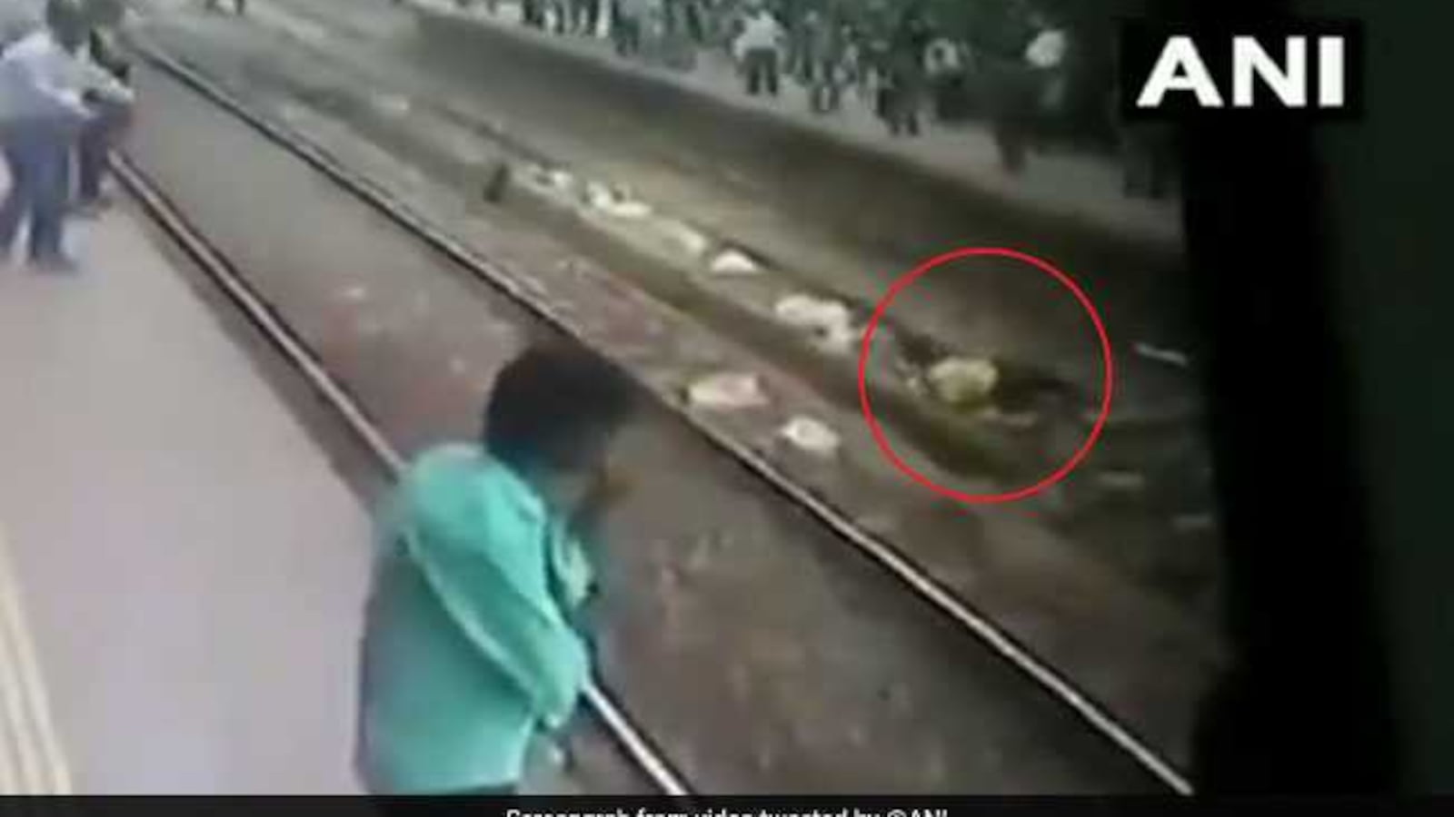 Mumbai Railway: Man Lay On Rail Track In Mumbai. Dramatic Rescue ...