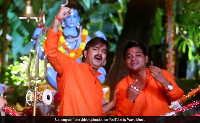 पवन सिंह का गाना 'बम छोड़ दा चिलम' पर झूमे कांवड़ियां, बार-बार देखा जा रहा भोजपुरी सुपरस्टार का Video