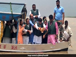 अटल अस्थि विसर्जन: BJP की बोट पर नजर आया हाथ, लोगों ने पूछा- किसका है अटल अस्थि विसर्जन: BJP की बोट पर नजर आया हाथ, लोगों ने पूछा- किसका है