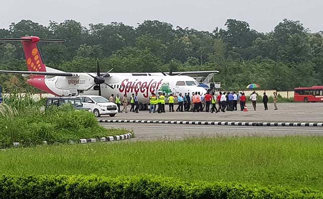 कोलकाता में लैंडिग करते वक्त फिसला स्पाइसजेट का विमान, चार लाइटों को पहुंचा नुकसान, सभी यात्री सुरक्षित