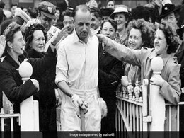 Sir Donald George Bradman: Google ने बनाया Doodle, बॉलीवुड की फिल्मों में दिग्गजों ने लगाए चौके-छक्के Sir Donald George Bradman: Google ने बनाया Doodle, बॉलीवुड की फिल्मों में दिग्गजों ने लगाए चौके-छक्के