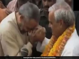 Atal Bihari Vajpayee Death: अटल बिहारी वाजपेयी ने जब नरेंद्र मोदी को ऐसे किया था प्यार, देखें VIDEO Atal Bihari Vajpayee Death: अटल बिहारी वाजपेयी ने जब नरेंद्र मोदी को ऐसे किया था प्यार, देखें VIDEO