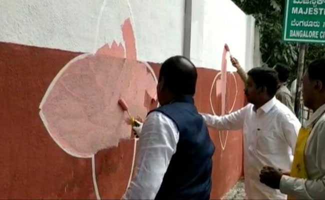 बेंगलुरु को दुबई बनाने की कवायद : अवैध होर्डिंग और पोस्टर हटाने में खुद मेयर भी जुटे