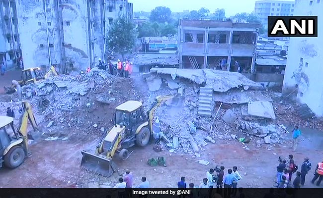 गुजरात: अहमदाबाद में चार मंजिला इमारत ढही, एक की मौत, दो लोगों के फंसे होने की आशंका