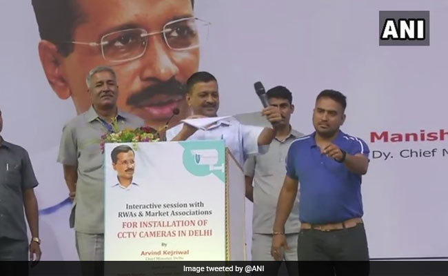 दिल्ली के सीएम अरविंद केजरीवाल ने CCTV पर उपराज्यपाल की बनाई समिति की रिपोर्ट फाड़ी