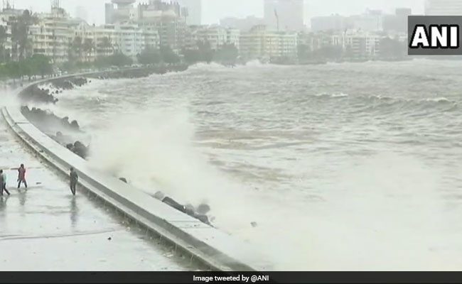 VIDEO : मुंबई में भारी बारिश के साथ आया हाई टाइड, देखें इस मॉनसून की सबसे ऊंची लहरें