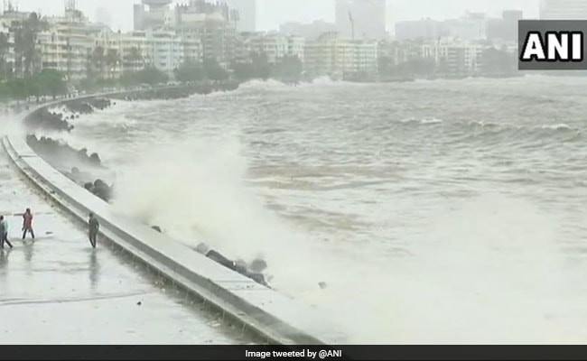 VIDEO : मुंबई में भारी बारिश के साथ आया हाई टाइड, देखें इस मॉनसून की सबसे ऊंची लहरें VIDEO : मुंबई में भारी बारिश के साथ आया हाई टाइड, देखें इस मॉनसून की सबसे ऊंची लहरें