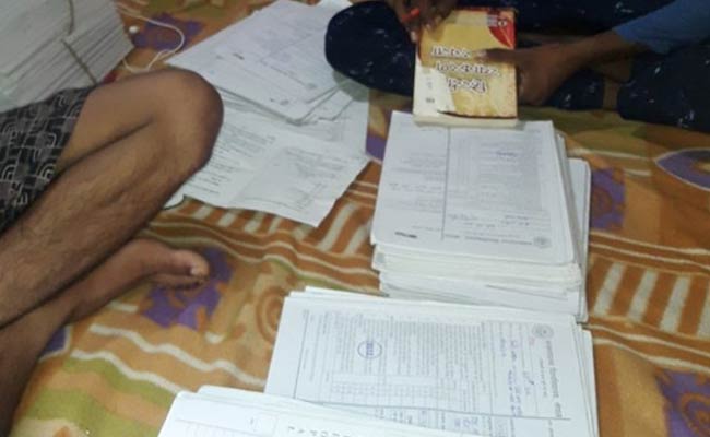 In Bhopal University, First Year Students Check Exam Papers Of Final Year
