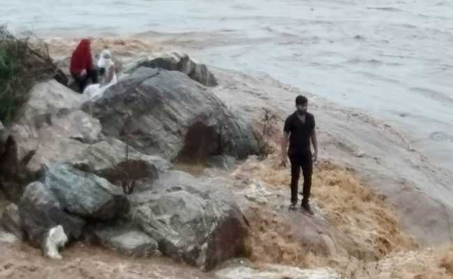 मध्यप्रदेश : ग्वालियर के समीप झरने में अचानक बाढ़ आने से 12 लोग बहे, बाढ़ में फंसे 30 में से सात को बचाया