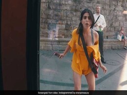 डांस के चक्कर में विदेश में छूटी एक्ट्रेस की ट्रेन, प्लैटफॉर्म पर यूं भागती रह गईं; Video Viral डांस के चक्कर में विदेश में छूटी एक्ट्रेस की ट्रेन, प्लैटफॉर्म पर यूं भागती रह गईं; Video Viral