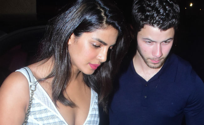 मुंबई में डिनर करते दिखे प्रियंका चोपड़ा और निक जोनास, देखें रोका सेरेमनी से पहले की तस्वीर