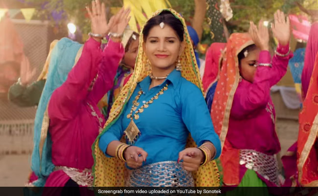 सपना चौधरी ने काले लहंगे-नीली चोली में किया रोमांटिक डांस, वायरल हो रहा है हरियाणवी Video