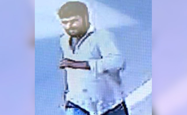 JNU छात्र उमर खालिद पर हमला करने वाले का CCTV फुटेज इमेज जारी, विट्टलभाई मार्ग पर दिख रहा है भागता