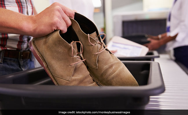 विदेशी चोरी से एयरपोर्ट के बाहर निकल रहा था, पुलिस ने पकड़ा तो जूतों से निकली ऐसी चीज