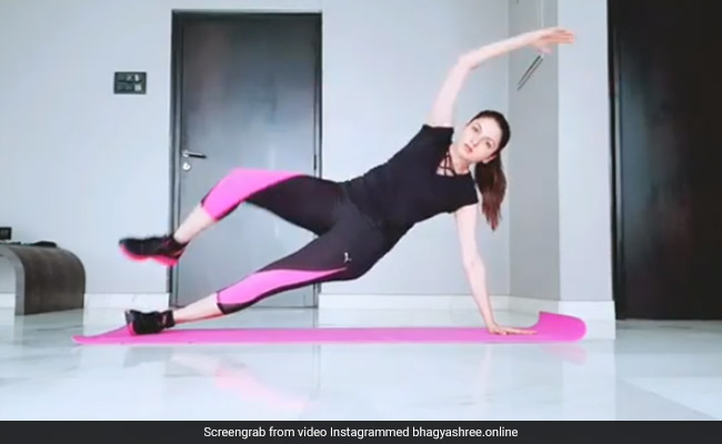 49 की उम्र में इतनी फिट हैं भाग्यश्री, यूं रखती हैं अपनी फिटनेस का ख्याल