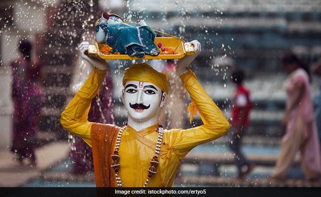 Janmashtami 2019: 'वो रातों-रात...बला की कैद से बसदेव का निकल जाना', श्रीकृष्ण जन्माष्टमी पर शायरी