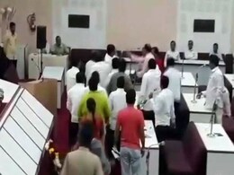 औरंगाबाद : वाजपेयी के श्रद्धांजलि प्रस्ताव का विरोध करने के लिए एमआईएम पार्षद गिरफ्तार औरंगाबाद : वाजपेयी के श्रद्धांजलि प्रस्ताव का विरोध करने के लिए एमआईएम पार्षद गिरफ्तार