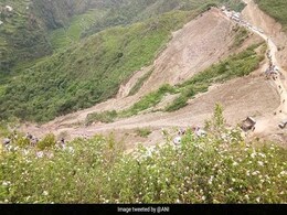 उत्तराखंड में एक और हादसा, सूर्याधर के पास बस के खाई में गिरने से 10 की मौत और 9 घायल उत्तराखंड में एक और हादसा, सूर्याधर के पास बस के खाई में गिरने से 10 की मौत और 9 घायल