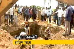 राजाजी हॉल के बाहर सर्थकों का हुजूम उमड़ा, 4 बजे निकलेगी करुणानिधि की अंतिम यात्रा राजाजी हॉल के बाहर सर्थकों का हुजूम उमड़ा, 4 बजे निकलेगी करुणानिधि की अंतिम यात्रा