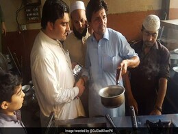 पाकिस्तान में 'चायवाले' ने जीता चुनाव, संपत्ति देखी तो निकला करोड़ों का मालिक पाकिस्तान में 'चायवाले' ने जीता चुनाव, संपत्ति देखी तो निकला करोड़ों का मालिक