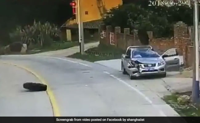 VIDEO: ट्रक के टायर से पिचक गई कार, ड्राइवर ने इस जुगाड़ से बचाई जान