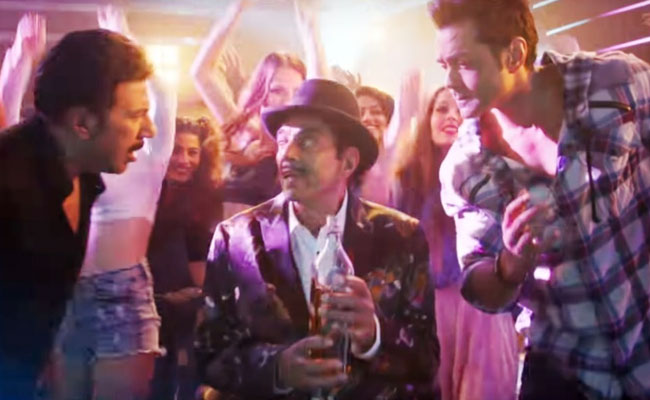 'यमला पगला दीवाना फिर से' का 'लिट्ल लिट्ल' सुनेंगे तो आ जाएंगे पार्टी मूड में, वीडियो हुआ वायरल