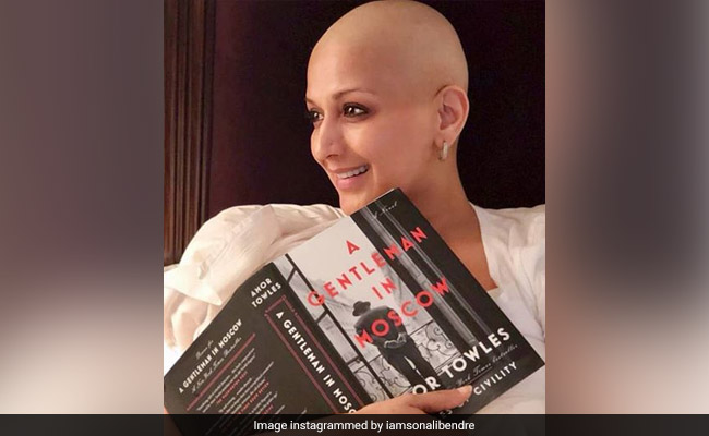 Sonali Bendre का बाल्ड लुक इंटरनेट पर वायरल, न्यूयॉर्क में करा रही हैं Cancer का इलाज