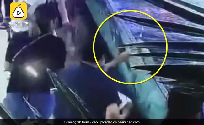 मॉल में पानी से खेल रही थी बच्ची, शार्क आई और चबा लिया हाथ, देखें Shocking Video