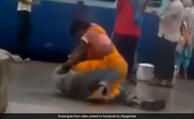 पत्नी को Raksha Bandhan पर अपने घर जाने से रोका तो पति को लेटा-लेटाकर पीटा, देखें Viral Video